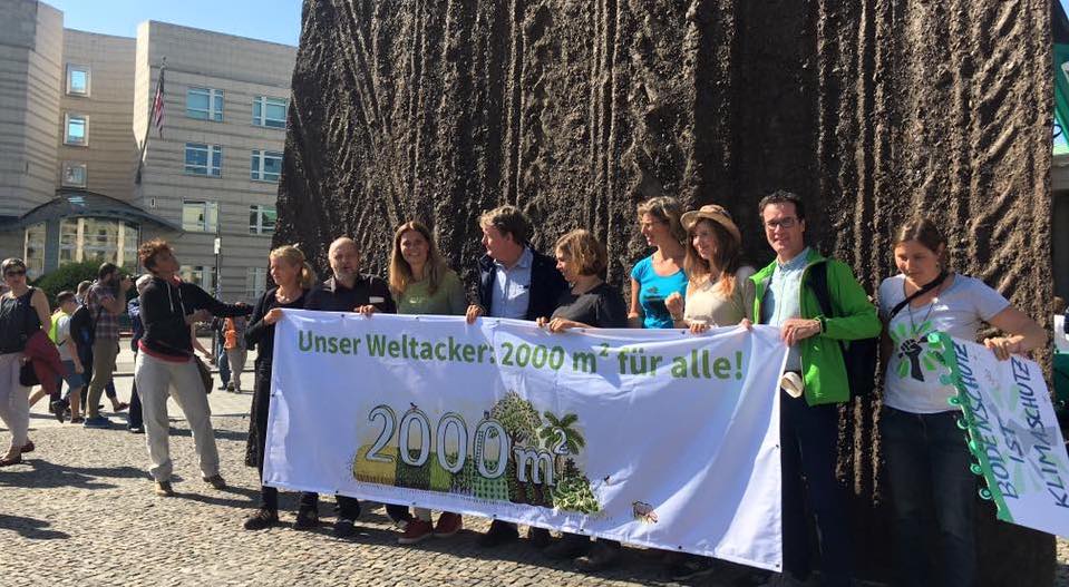 Aktion vor dem Brandenburger Tor People4Soil